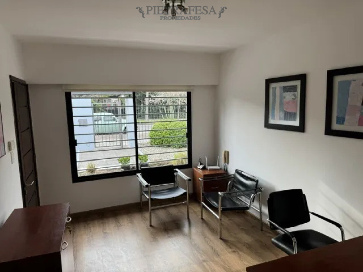 Oficina en alquiler, 2 privados, 1 baño. Carrasco.