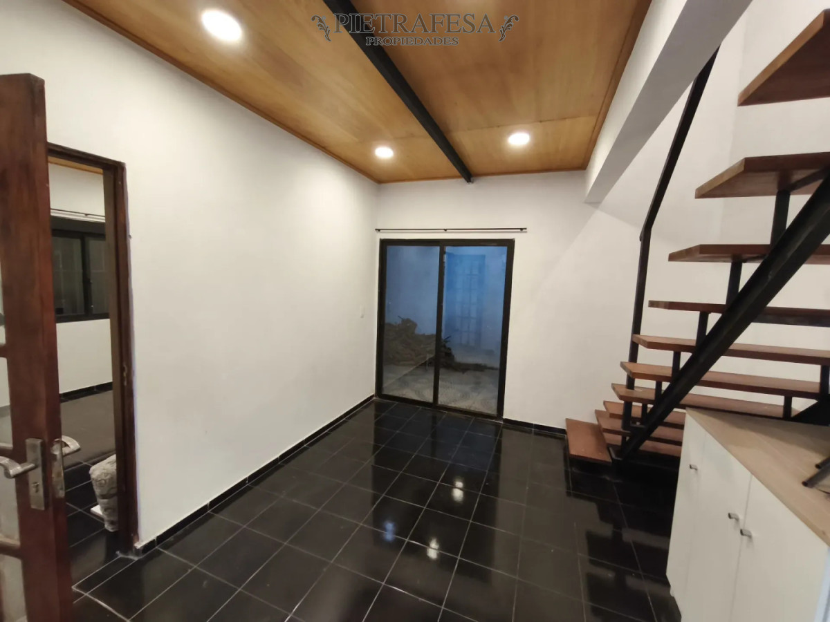 Casa en alquiler, 2 dormitorios, 2 baños, patio con parrillero, cochera. Shangrila.