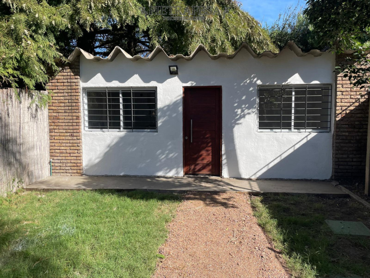 Cómoda y funcional casa en Parque Carrasco próximo a Av. De las Americas