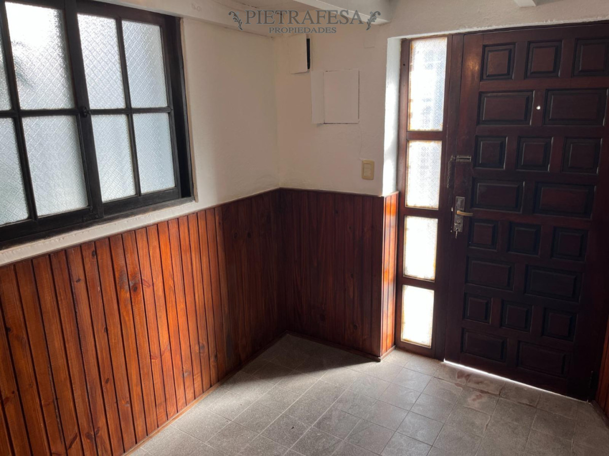 CASA 1 dormitorio con patio en José Serrato y Túnez