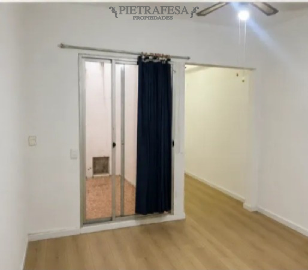 Apartamento en alquiler, 1 dormitorio, 1 baño, patio. Barrio Sur.