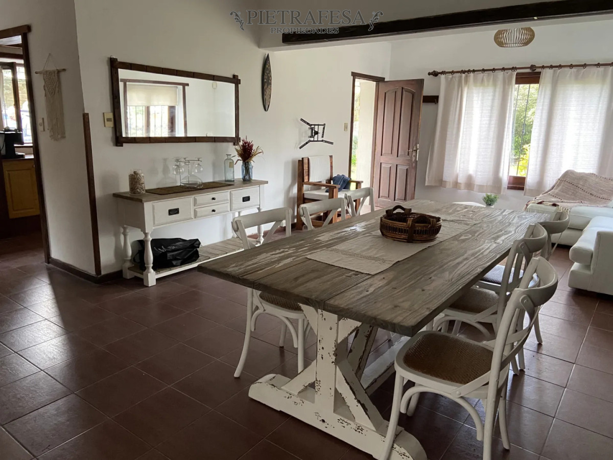 Casa en alquiler, 4 dormitorios, 3 baños, patio, cochera. El Pinar.