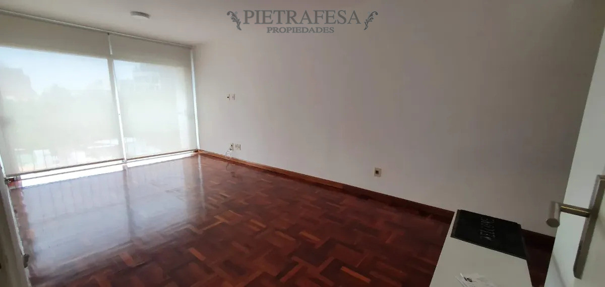 Apartamento en alquiler, 2 dormitorios, 1 baño, terraza lavadero. Parque Batlle.