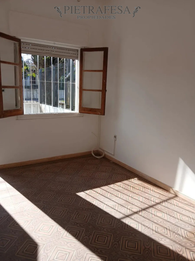 Casa en alquiler, 2 dormitorios, 1 baño, patio, cochera. Malvin.