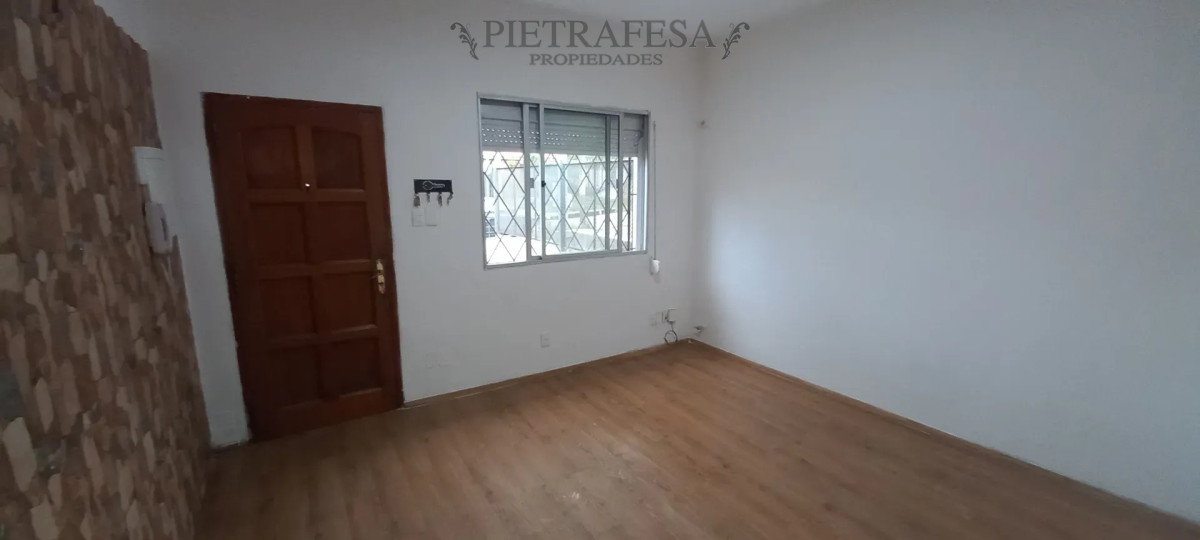 Casa en alquiler, 2 dormitorios, 1 baño, patio, cochera. Buceo.