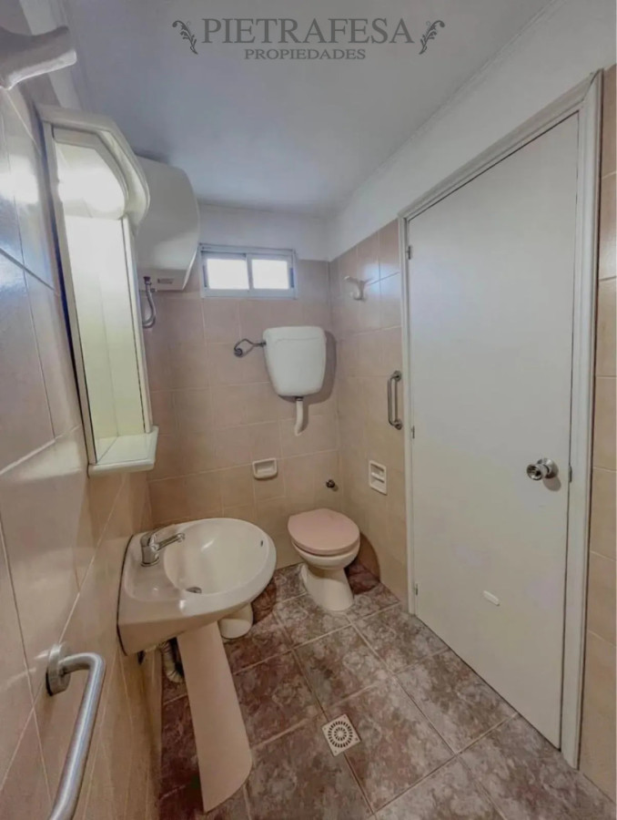 Apto tipo casa en alquiler, 1 dormitorio, 1 baño, patio. Buceo. · Foto 7