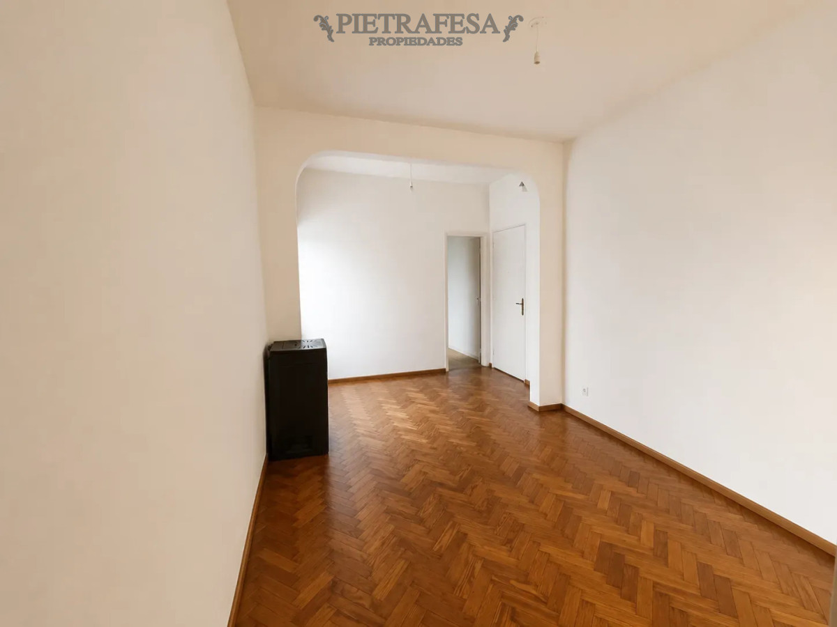 Apartamento en alquiler, 2 dormitorios, 1 baño, balcón. Punta Carretas.