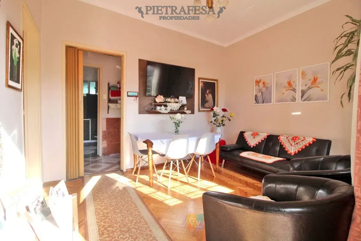 Casa en alquiler, 4 dormitorios, 2 baños, patio. Villa Española.