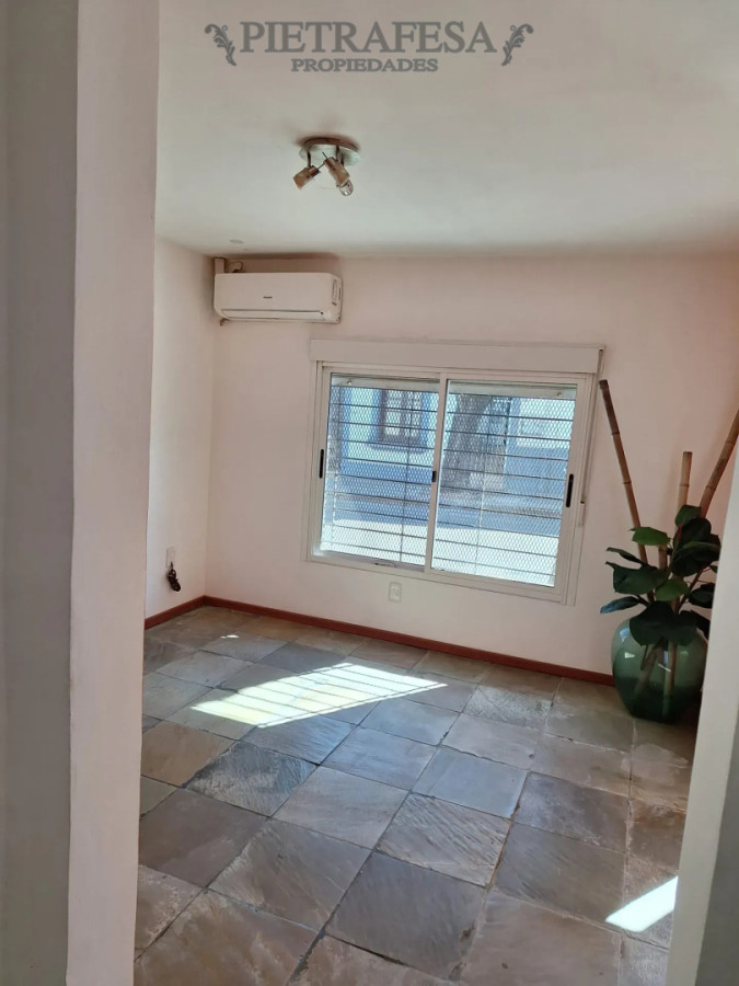Casa en alquiler, 2 dormitorios, 2 baños, patio. Goes.