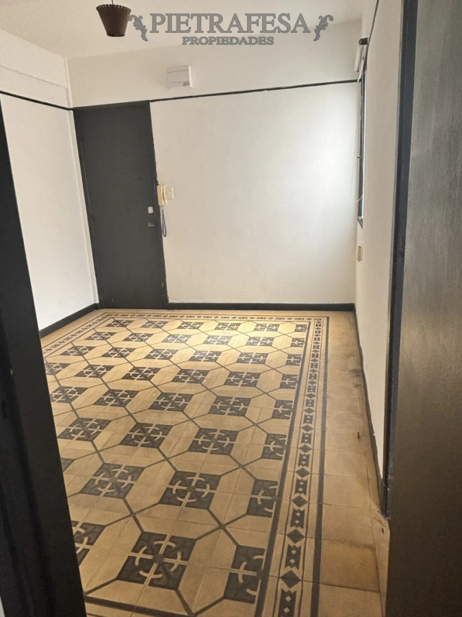 Apartamento en alquiler, 2 dormitorios, 1 baño, balcón. Centro.