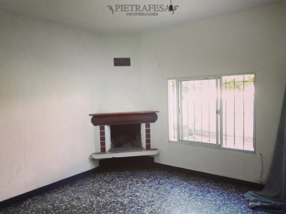 Casa en alquiler, 2 dormitorios, 1 baño, patio. Colon.