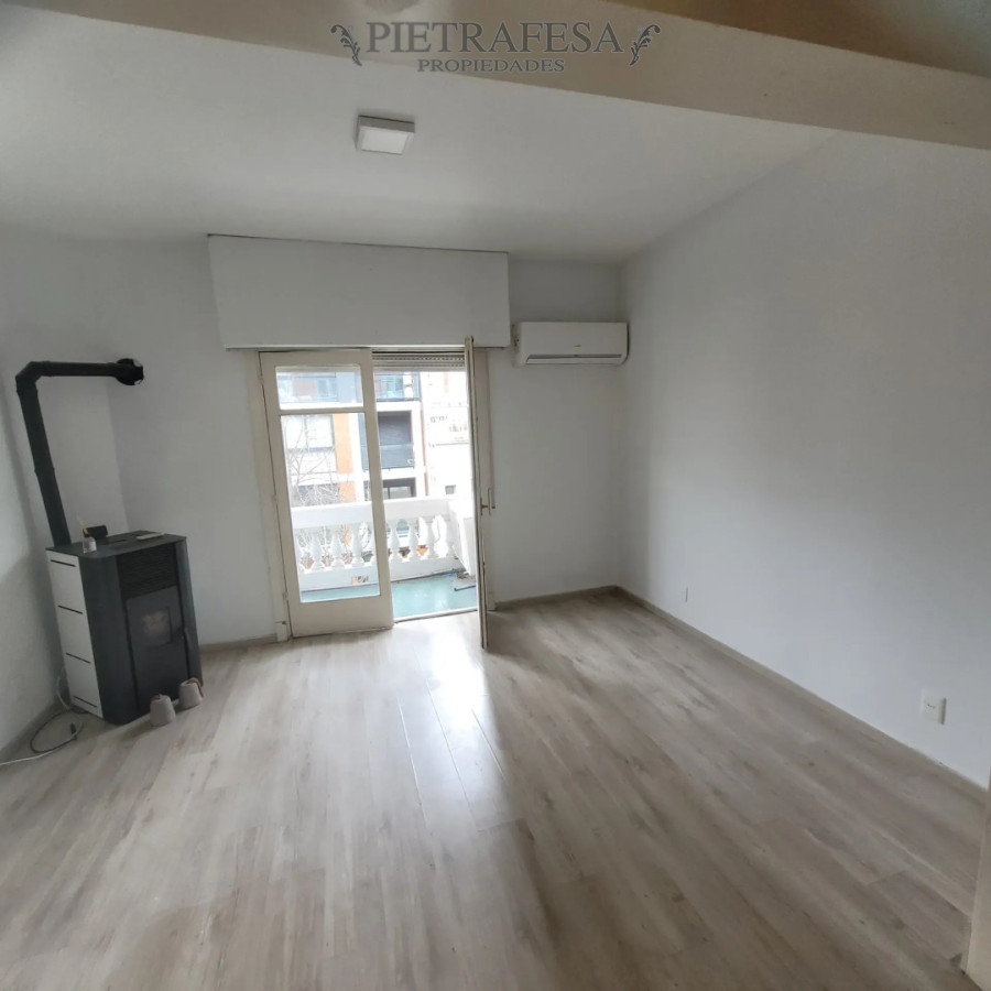 Apartamento en alquiler, 2 dormitorios, 2 baños, balcón. Cordón.