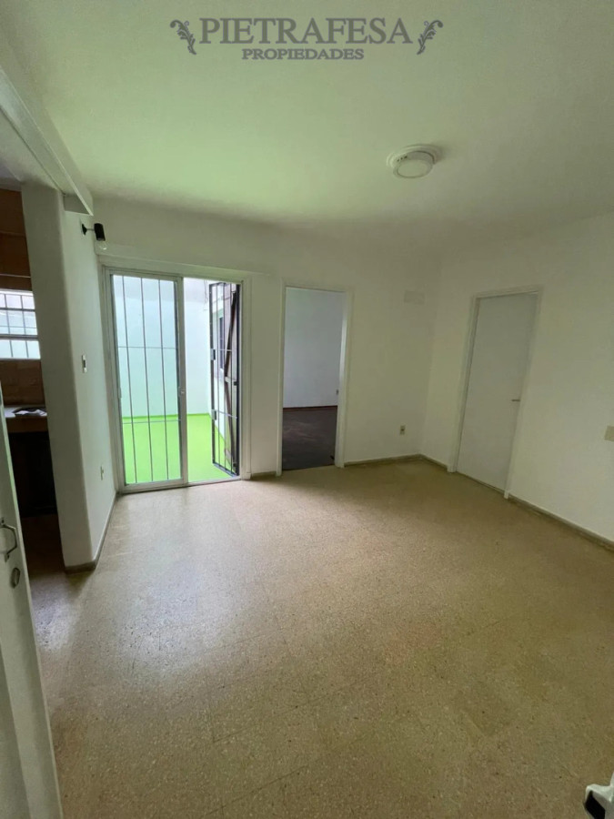 Apartamento en alquiler, 1 dormitorio, 1 baño, patio. Parque Batlle.