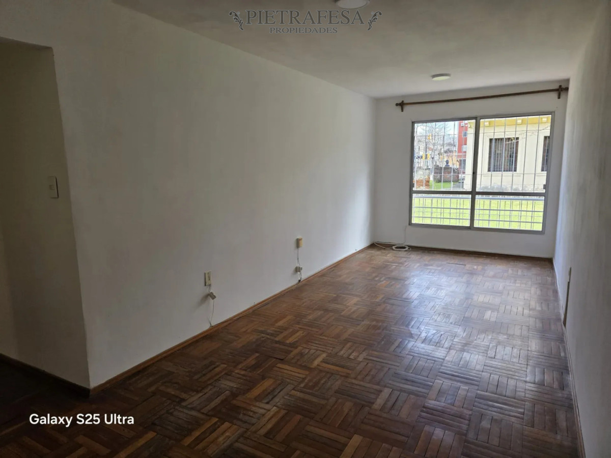 Apartamento en alquiler, 3 dormitorios, 1 baño, terraza lavadero. Reducto.