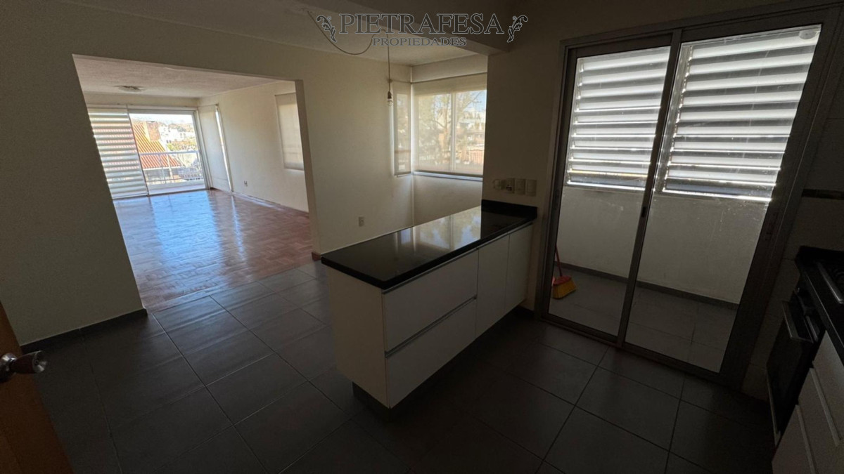 Apartamento en alquiler, 3 dormitorios, 3 baños, terraza, garaje doble. Malvin. · Foto 3