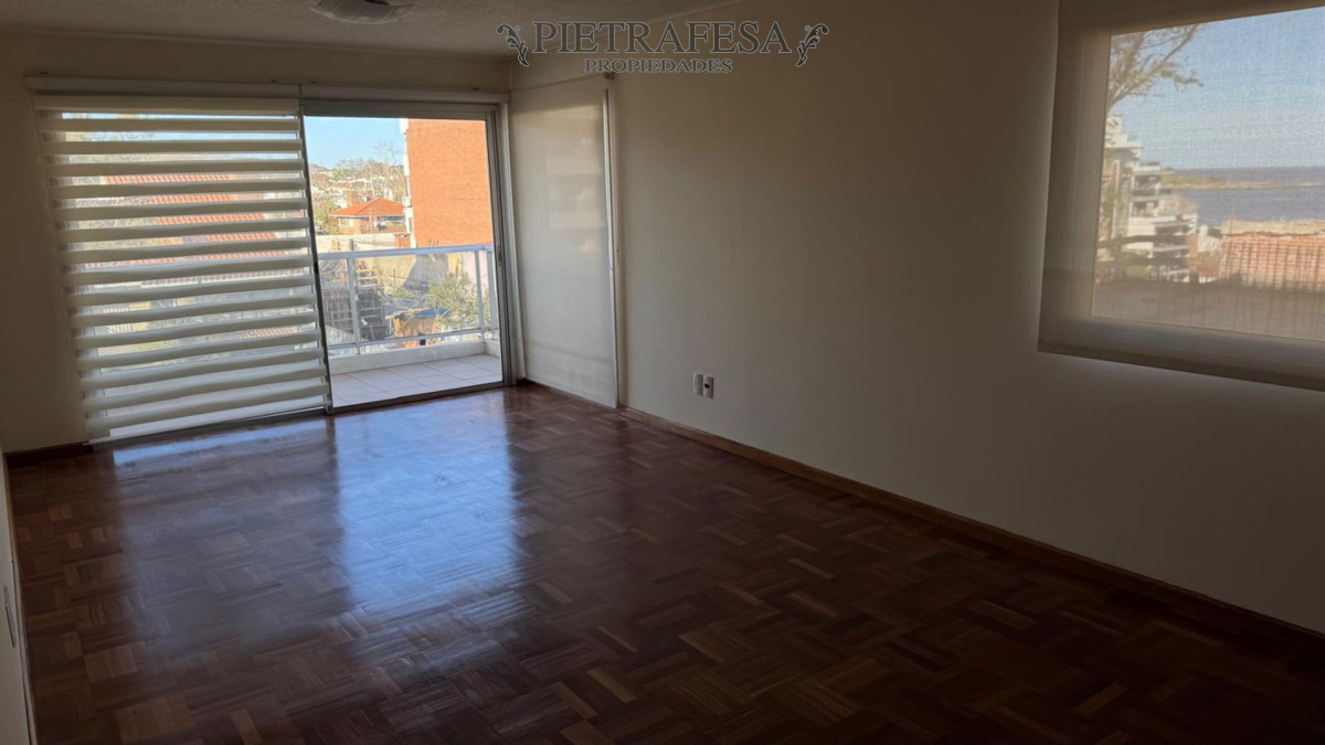 Apartamento en alquiler, 3 dormitorios, 3 baños, terraza, garaje doble. Malvin.