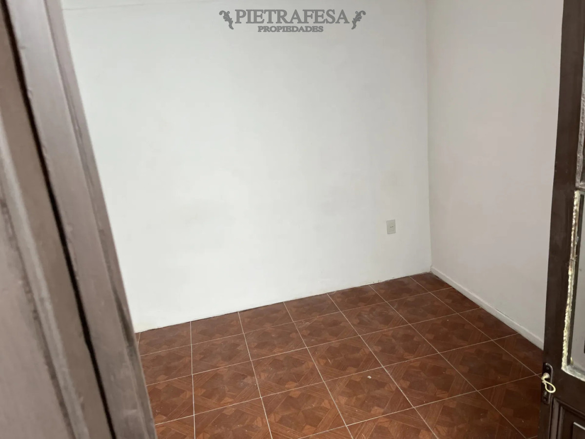 Casa en alquiler, 4 dormitorios, 1 baño, patio con parrillero. Union. · Foto 11