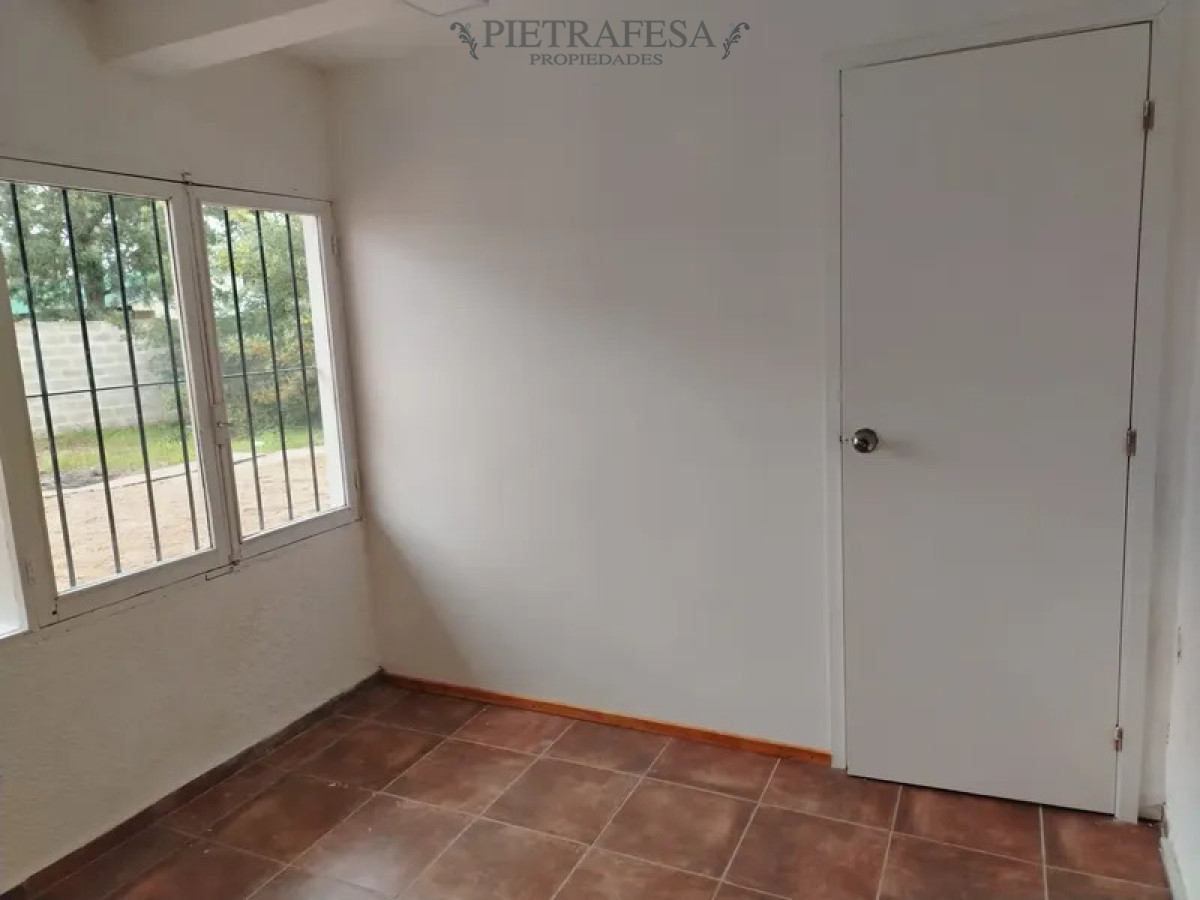 Casa en alquiler, 2 dormitorios, 1 baño, patio, cochera. El Pinar.
