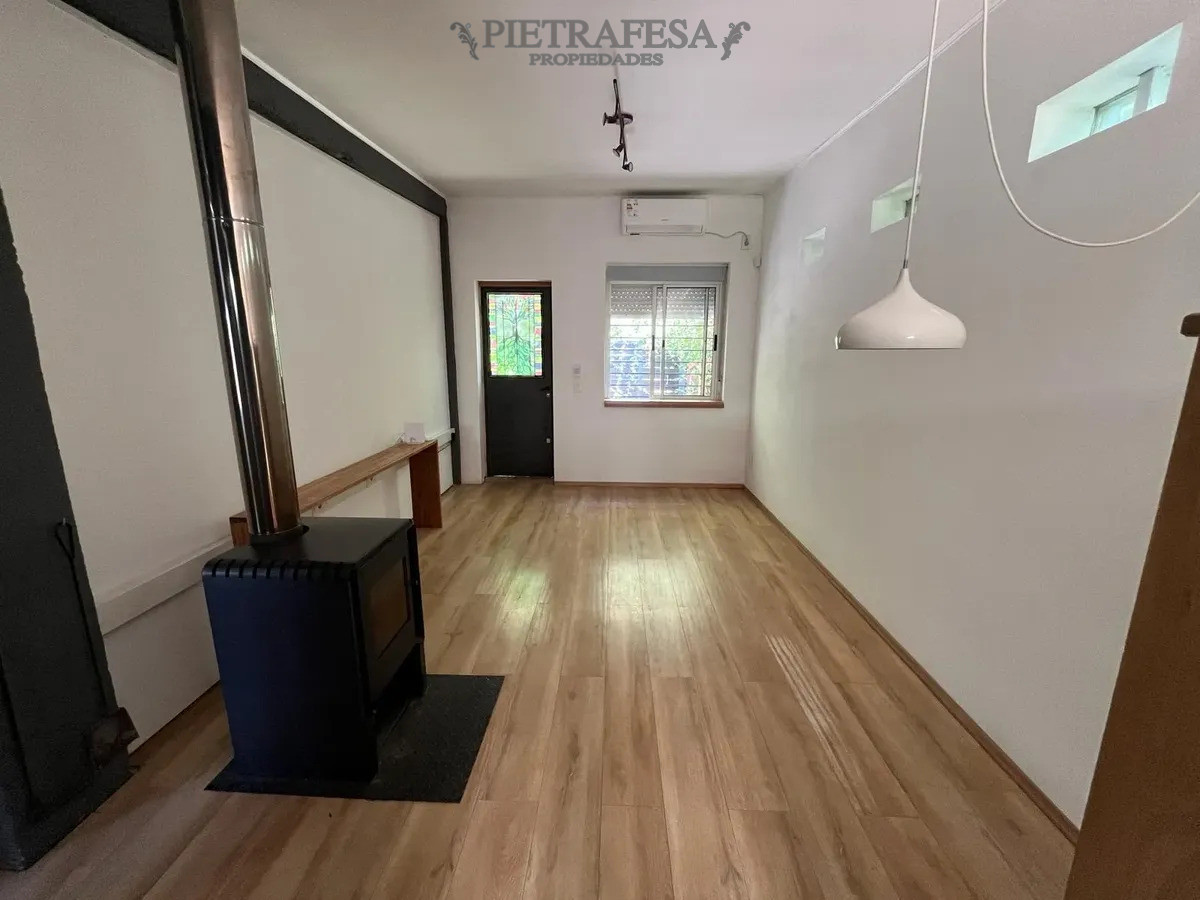 Casa en alquiler, 1 dormitorio, 1 baño, patio, cochera. El Pinar.