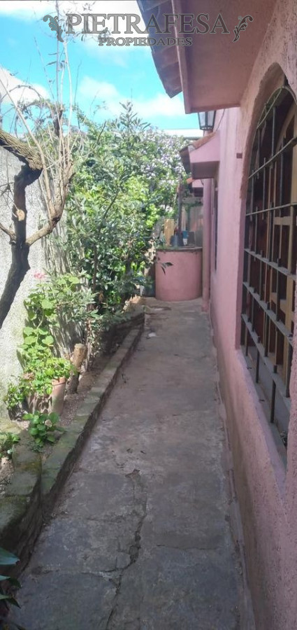 Casa en venta 3 dormitorios, 2 baños, patio, parrillero y garaje- Euclides Salari-Pérez Castellanos