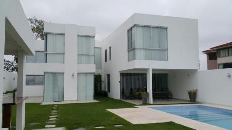 En Venta Lujosa Casa En Condominio Villa Bonita - Zona Urubo