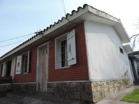 Casa Tipo Chalet Con Cochera Y Patio !!
