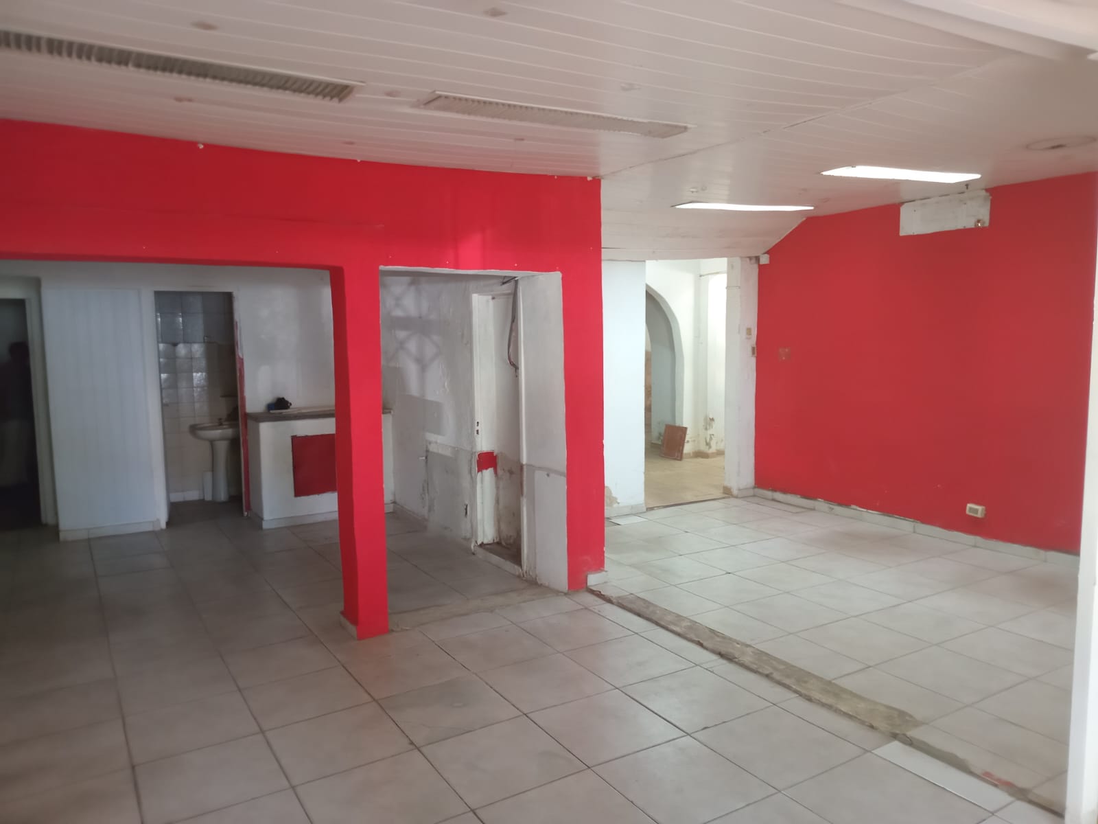 Alquilo Salón Comercial Sobre Estados Unidos C/quinta Avenida — foto 2