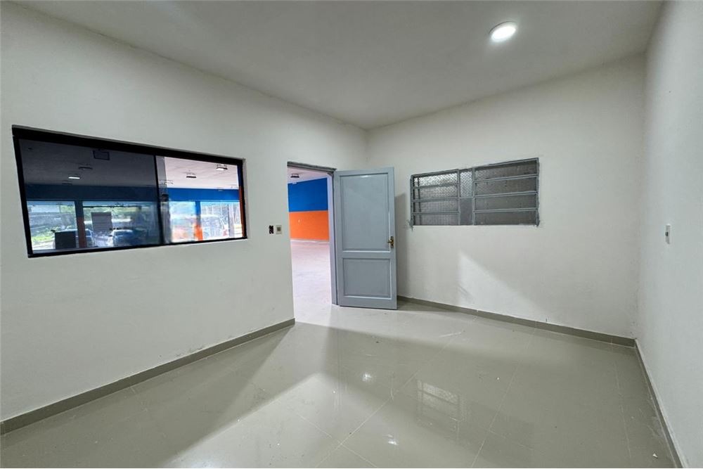 Importante Local Comercial de 400 m2 con Showroom y Depósito — foto 2