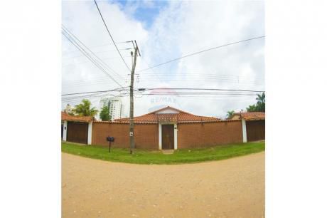 Casa De 6 Dormitorios Con Extenso Terreno