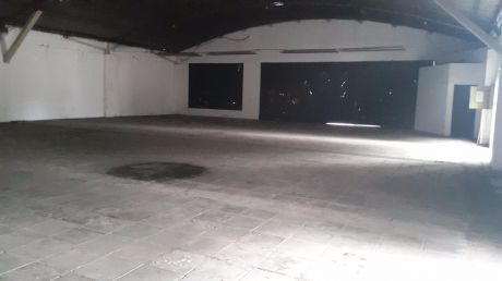 Excelente Ubicación, Zona España Sacramento, Oficina - Showroom - Depósito.