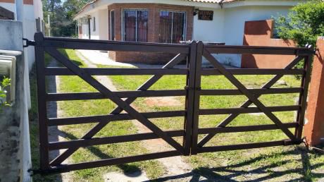Chalet En Atlantida 3 Dorm. 2 Baños Jardin Fondo Con Barbacoa Techada