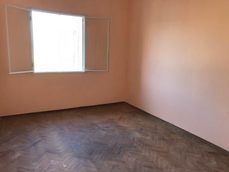 Oficina Sosa - Casa De Altos En Zona De Mercado Modelo