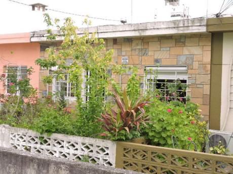 Apartamento Tipo Casa Con Jardín Y Patio.