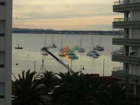 Precioso Apartamento Con Vista Al Puerto De Punta Del Este, Ubicado En La Peninsula. - Ref: 1386