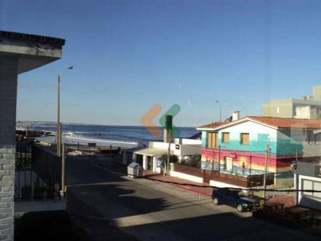 Apartamento En La Península A Una Cuadra De La Playa Brava Y A 2 De Gorlero. - Ref: 1723