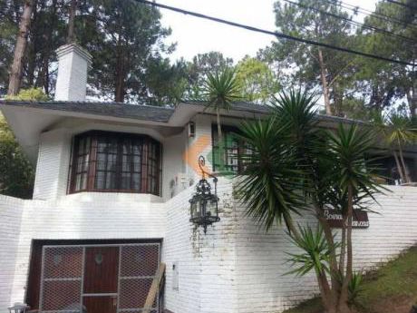 Casa En Zona Lugano, De 3 Dormitorios Con Espacioso Jardin Con Barbacoa. - Ref: 389