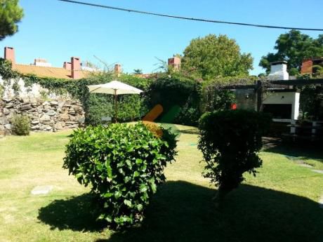 Retasada A U144786 350.000 Antes U144786 430000 Comoda Y Espaciosa Casa Con Amplio Jardin Con Parrillero En Zona De Playa Mansa, A 3 Cuadras De La Playa - Ref: 437