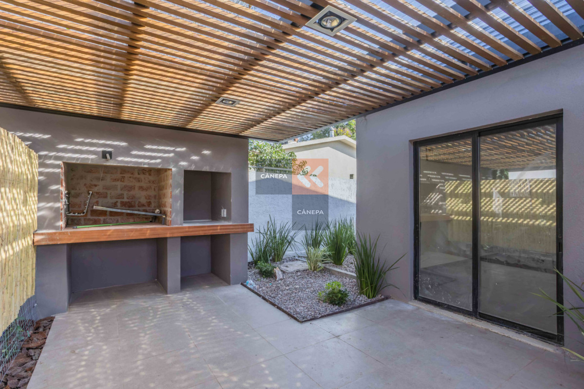 Alquiler casa de 2 dormitorios + jardín con parrillero en Carrasco Norte