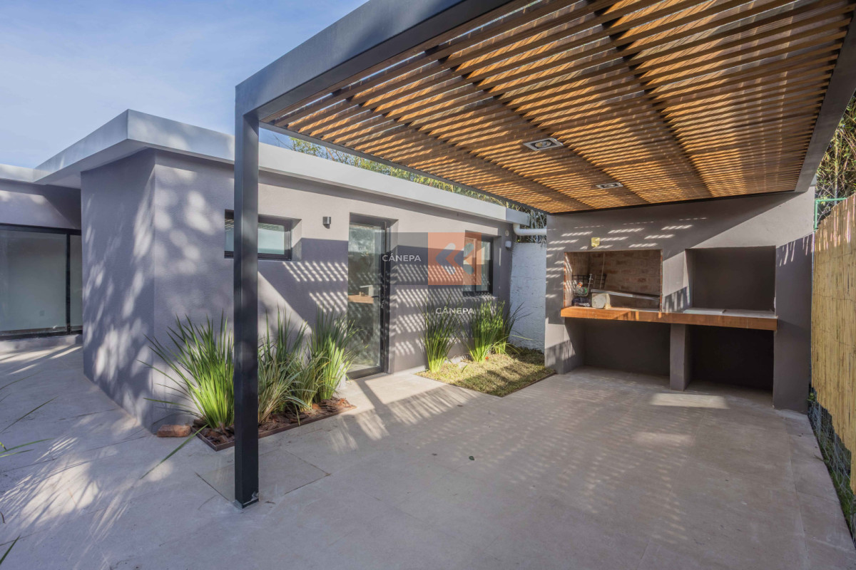Alquiler casa de 1 dormitorio + patio con parrillero en Carrasco Norte