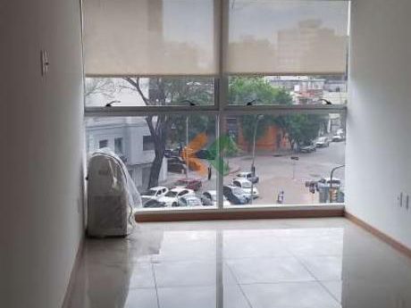 Oportunidad! Con Renta A Una Cuadra De Tres Cruces. Muy Iluminado. Buena Rentabilidad