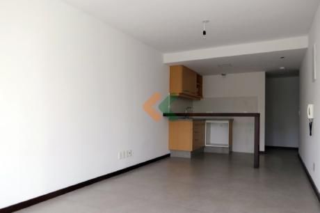 Monoambiente En Alquiler O Venta! En Buceo, Edificio La Francesa