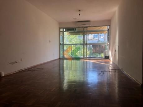Apartamento En Pocitos, Piso Alto Con orientación Norte!