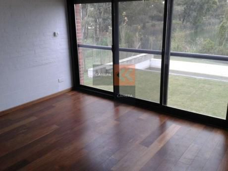 Casa A La Venta En Zona Muy Tranquila De Carrasco Con Fondo Al Lago.