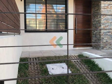 Excelente Casa En Buceo 2 Dormitorios Y 1 Baño