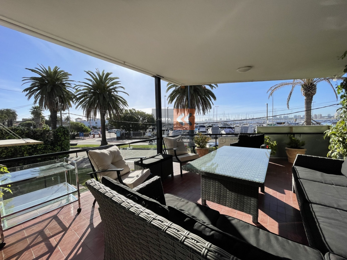 Casa en alquiler anual con vista directa al Puerto