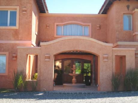 Alquilo Casa Barrio Privado, 5 Dormitorios