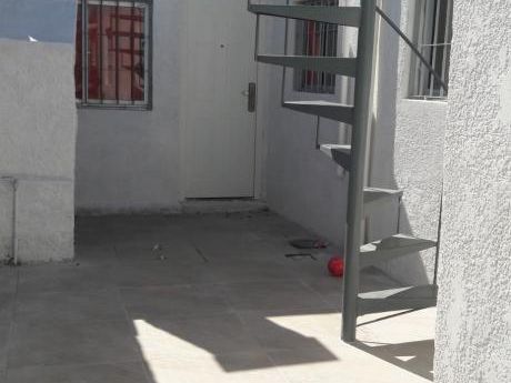 Prox Comercio Y Av Italia, 2 Dorm, Pb, Reciclado, Sin Gastos Comunes!