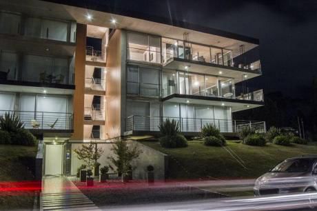 Venta Apartamento 2 Dorms 2 Baños 160m2 Garaje En Playa Mansa, Punta Del Este