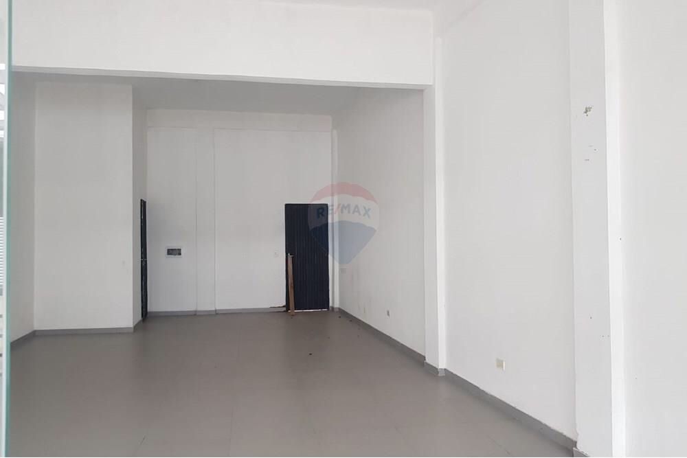 ALQUILO SALON COMERCIAL FRENTE LA UNA — foto 3