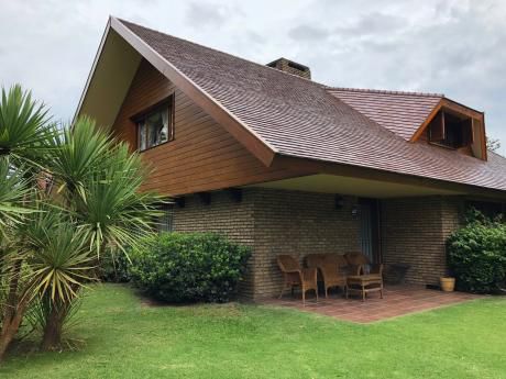 Solido Chalet A Metros Del Carrasco Lawn Tennis